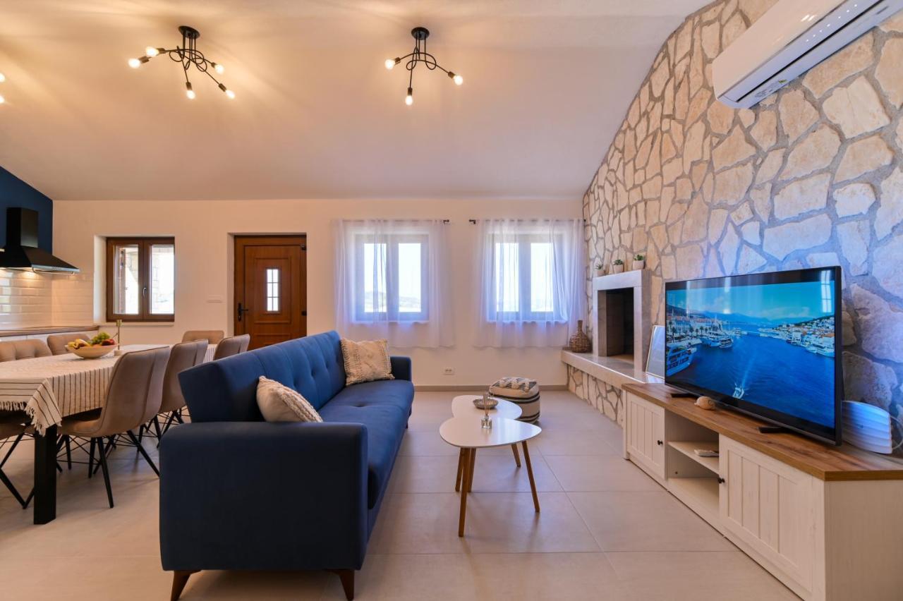 Villa Rudini With Heated Pool Okrug Gornji Kültér fotó