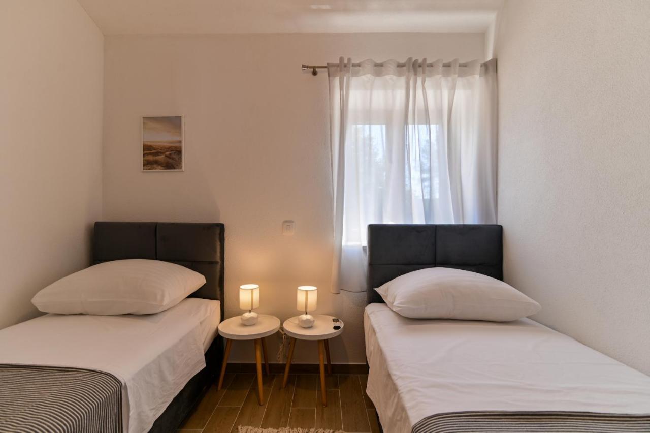 Villa Rudini With Heated Pool Okrug Gornji Kültér fotó