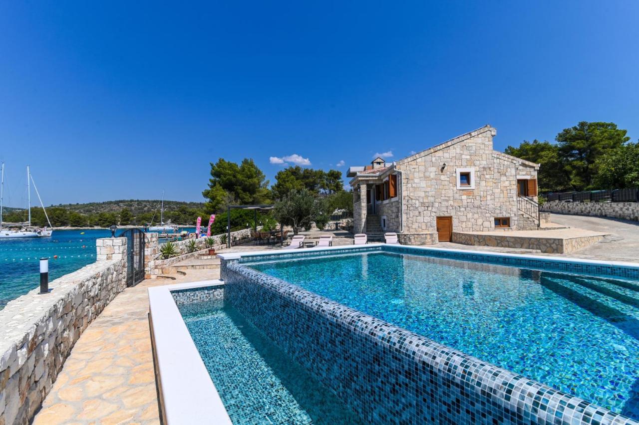 Villa Rudini With Heated Pool Okrug Gornji Kültér fotó