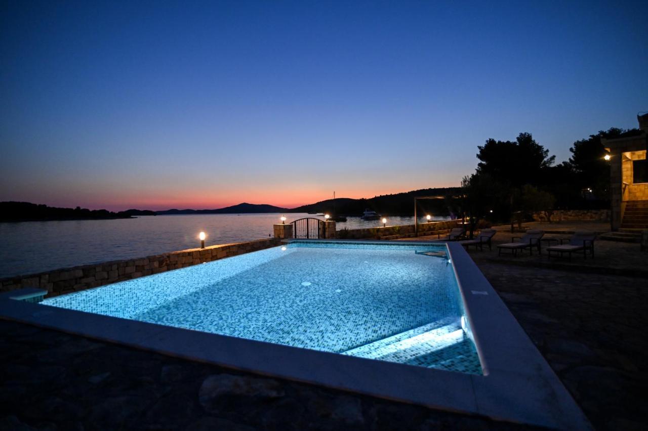 Villa Rudini With Heated Pool Okrug Gornji Kültér fotó
