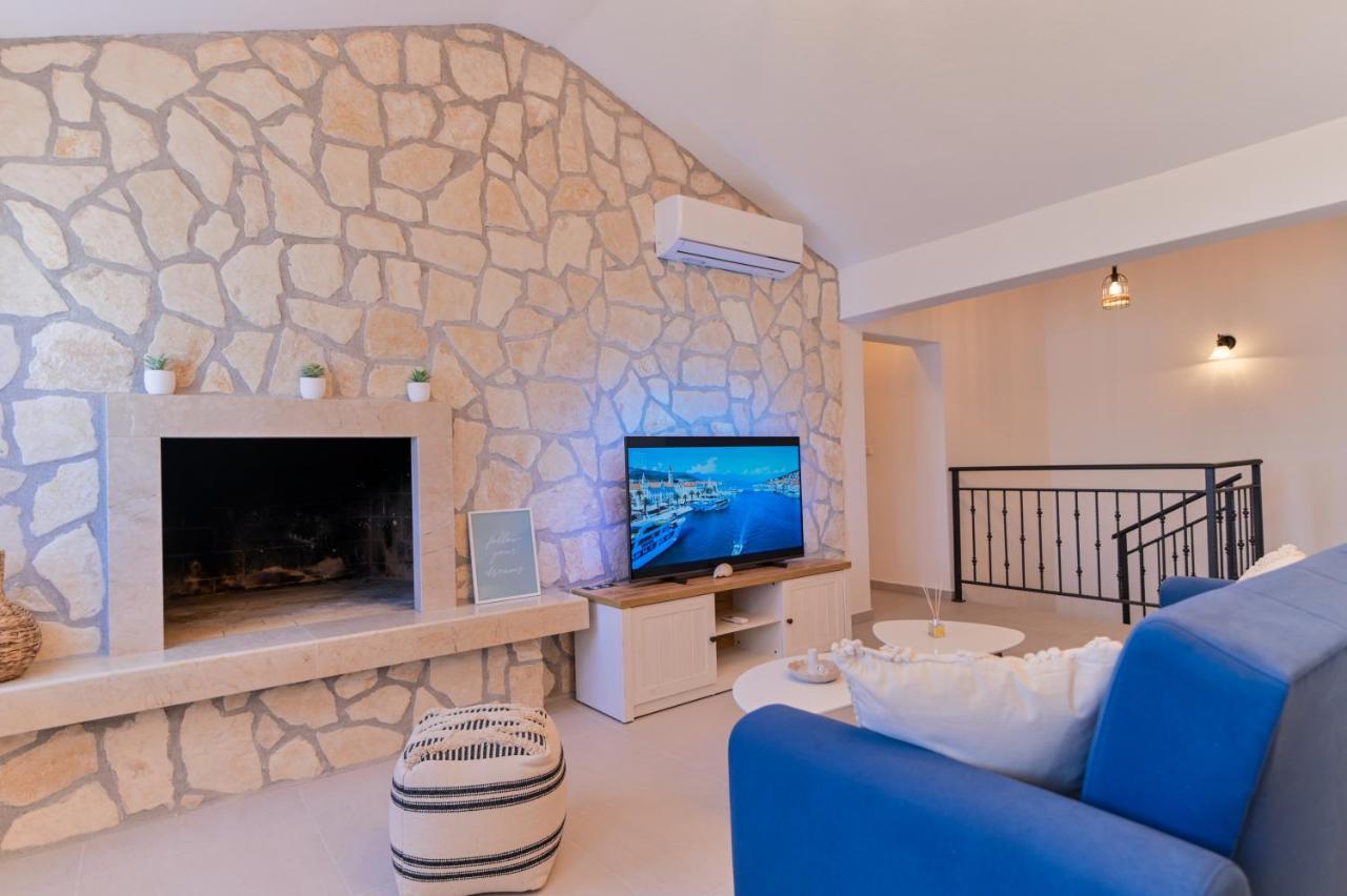 Villa Rudini With Heated Pool Okrug Gornji Kültér fotó